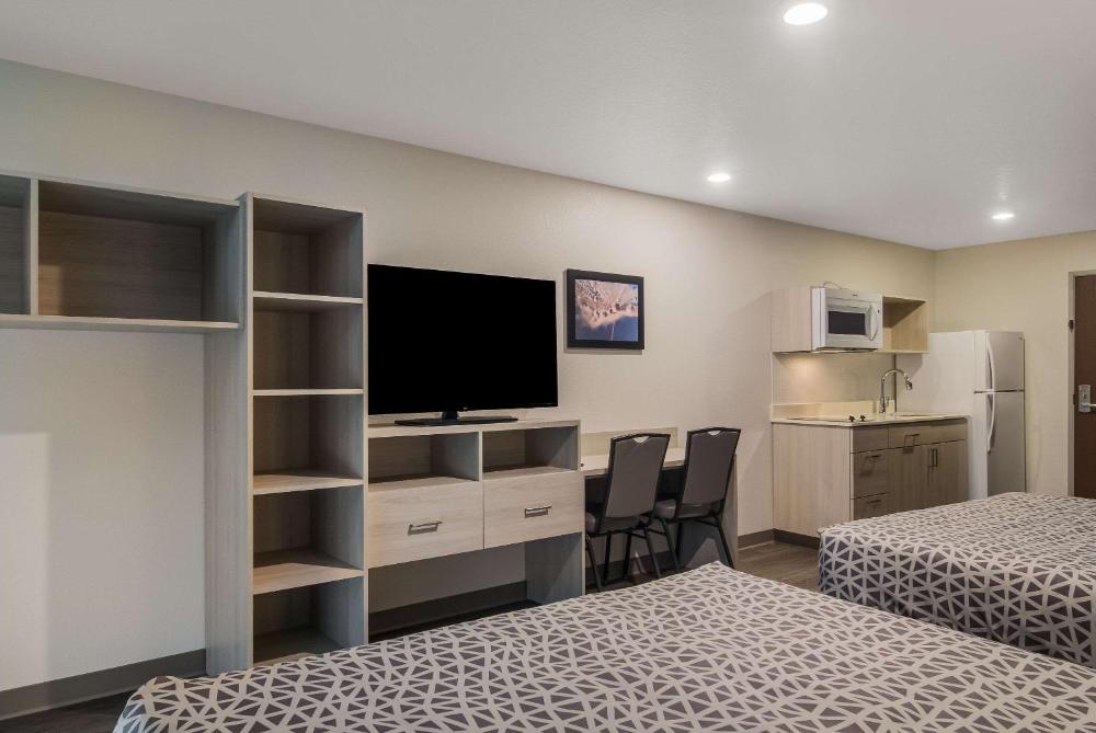 QUEEN SUITE TWO QUEEN BEDS W DISHWASHER (DISHES/COOKWARE INCLUDED) interior